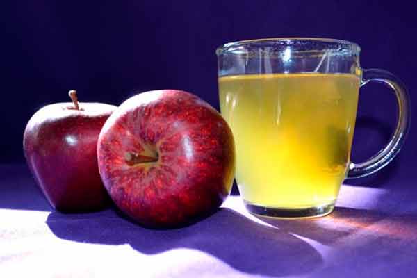 Polyfenoler i blandt andet æbler og grøn te påvirker signalering fra et molekyle, der sikrer blod til tumorer og medvirker til åreforkalkning.