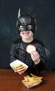 Børn der bliver bedt om at forholde sig til hvad deres helte ville spise, viser sig at spise sundere. Foto: Cornell Food and Brand Lab
