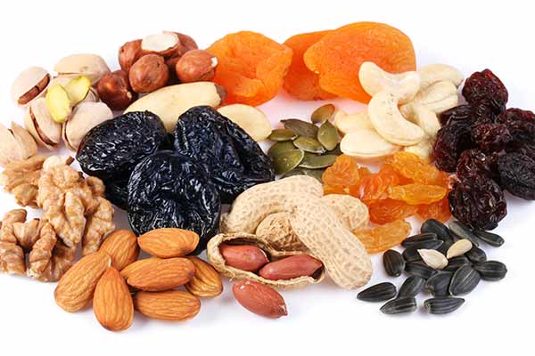 Svesker og andre tørrede frugter samt nødder og bælgfrugter er de bedste kilder til kalium.