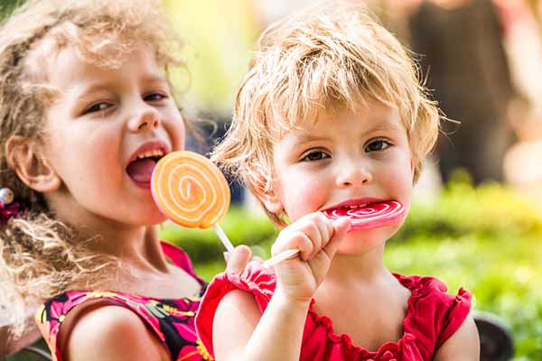 Skær ned på dine børns sukkerforbrug og de vil undgå en række helbredsproblemer, som risikerer at følge dem resten af livet.