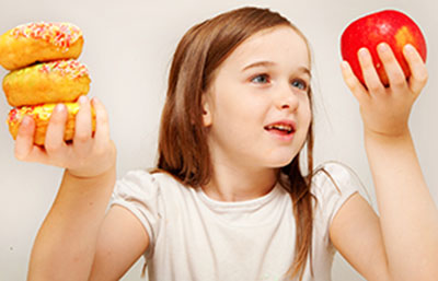 Undersøgelsen giver ikke grundlag for at udelukke ellers sunde fødevarer fra børns diæt, men understreger nødvendigheden af en varieret kost.