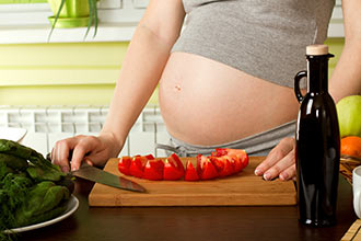 Tomater og andre grøntsager er ikke nok, hvis du er gravid. D-vitamin findes hovedsageligt i fisk.