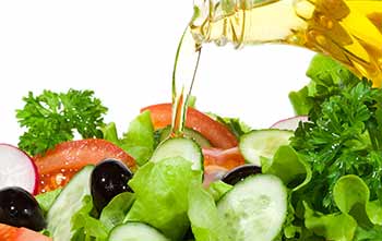 Salat overhældes med olivenolie