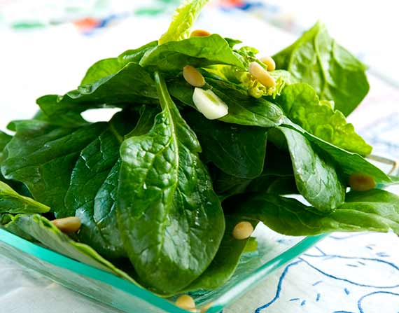 En kost med rigeligt grønne grøntsager som broccoli og spinat, der har et højt indehold af folat. kan du reducere risikoen for slagtilfælde markant.