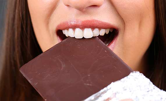 Spiser du chokolade bare en gang ugentligt, så styrkes dine kognitive funktioner  på flere punkter.