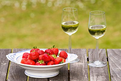 Server jordbær til hvidvinen, som sikkert flyder rigeligt i den kommende uge sommervejr.