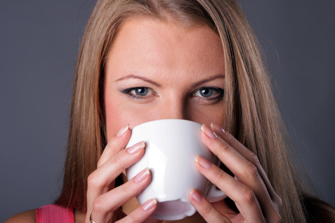 Kaffe kan tilsyneladende hjælpe på tørre øjne.