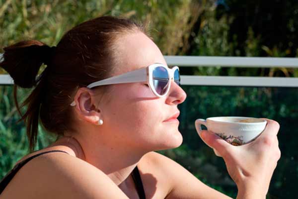 Hudkræft er typisk et resultat af overdreven solbadning, så måske var det en god ide at drikke en kop kaffe, når du nyder solen.
