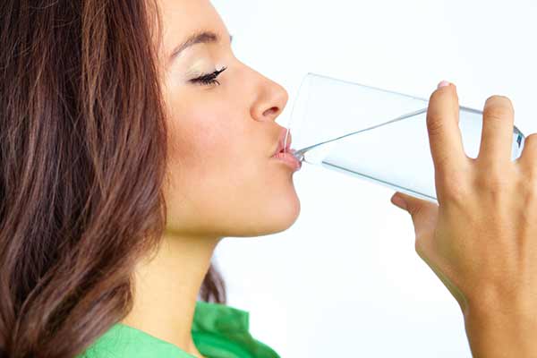 Drikker du bare et ekstra glas vand dagligt reducerer ikke bare dit kalorie-indtag, men tilsyneladende også behovet for usunde fødevarer.