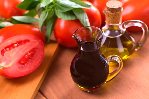 Både balsamicoeddike og ekstra oliveolie indeholder stoffer, der kan hæmme udviklingen af stoffer i tarmsystemet, som kan medføre åreforkalkning.
