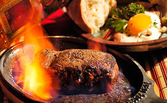 Steg dit kød ved lavere temperaturer eller kog det for at undgå udviklingen af såkaldt AGE