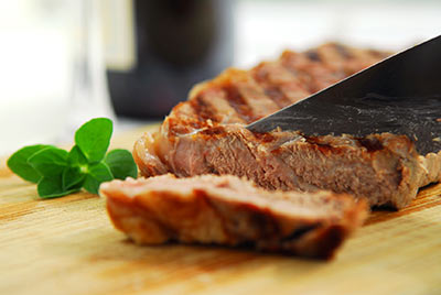 Mindre stykker kød giver indtryk af at der er mere og dermed angiveligt en hurtigere mæthedsfølelse.