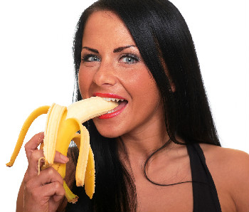 Bananer er sundere og giver et ligeså efektivt energiboost som sportsdrikke.
