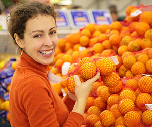 Appelsiner og andre frugter med højt C-vitamin-indhold kan ifølge en ny undersøgelse reducere risikoen for knogleskørhed - i hvert fald hos mus.