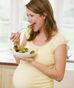 Du skal nøje overveje hvad du spiser, når du er gravid.