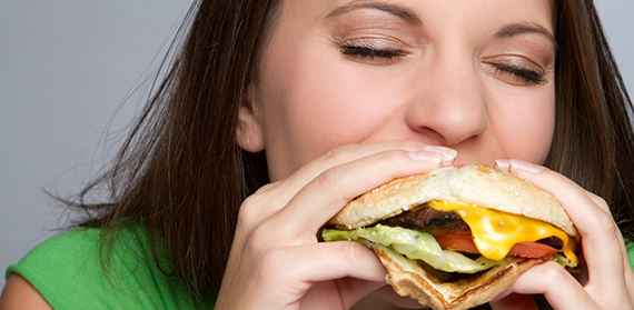 Selv om du egentlig er mæt kan der være flere overraskende årsager til at du føler sult.